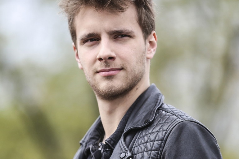 Maciej Musiał w czarnej kurtce