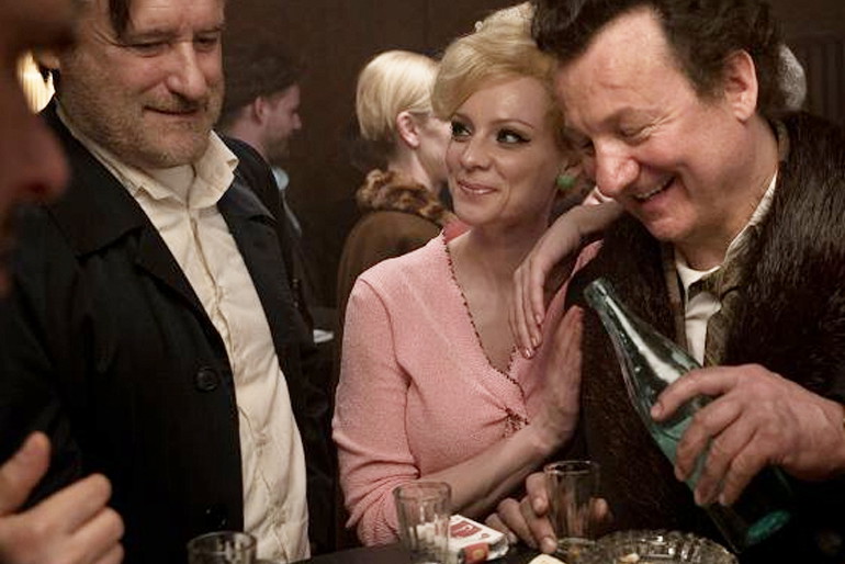 Widzieliśmy "Ukrytą grę" - ostatni film Piotra Woźniaka-Staraka. Oto 5 powodów, dla których warto zobaczyć ten film