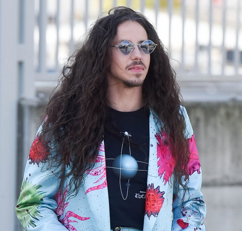 Michał Szpak w kolorowym garniturze