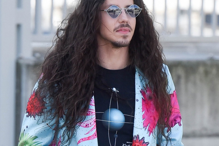 Michał Szpak w kolorowym garniturze