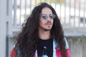 Michał Szpak w kolorowym garniturze