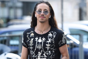 Michał Szpak w czarnej koszulce