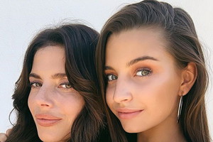 Julia Wieniawa i Weronika Rosati na planie serialu Zawsze warto