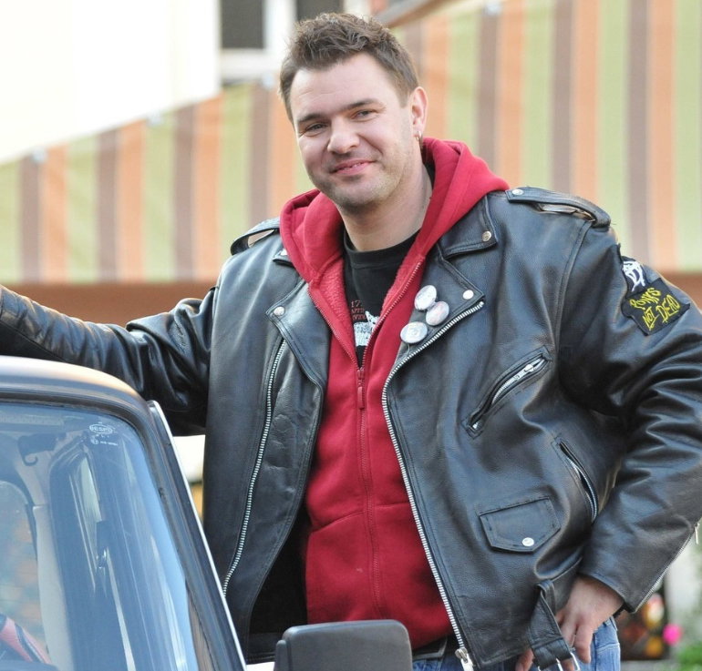 Tomasz Karolak na planie serialu 39 i pół