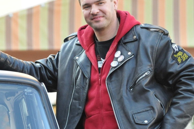 Tomasz Karolak na planie serialu 39 i pół