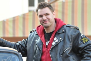 Tomasz Karolak na planie serialu 39 i pół