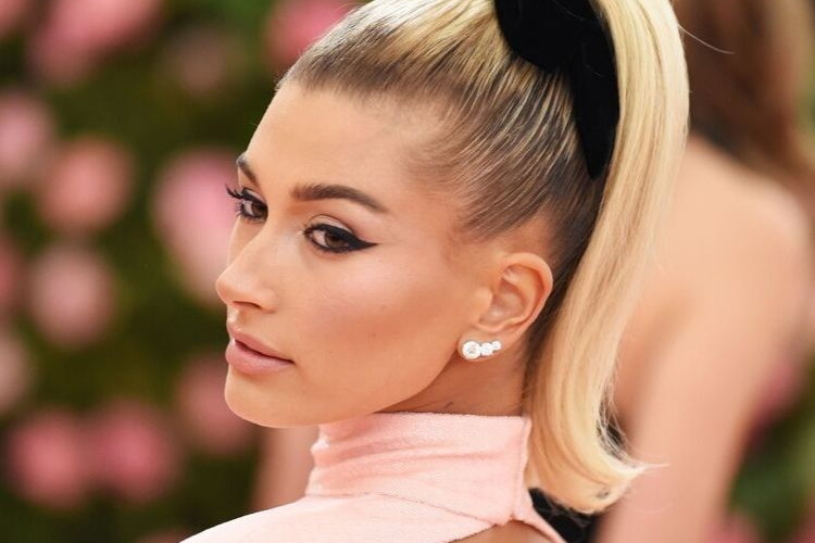 Najmodniejsze fryzury na jesień: wysoki kucyk /Hailey Bieber
