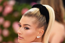 Najmodniejsze fryzury na jesień: wysoki kucyk /Hailey Bieber