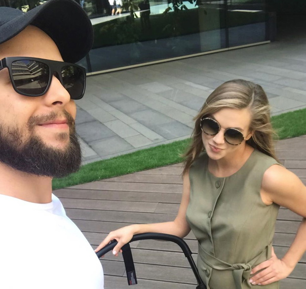 Agnieszka Kaczorowska z mężem i córeczką w wózku