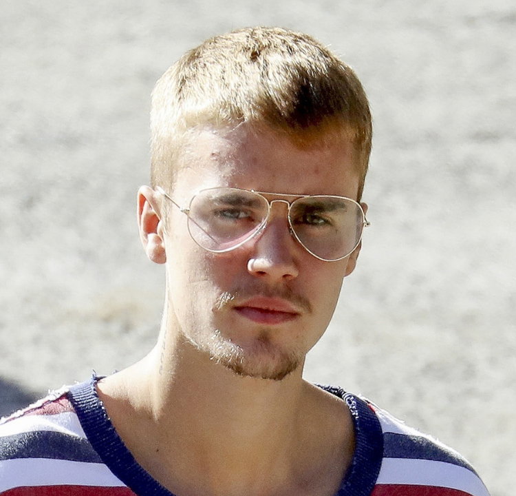 Justin Bieber smutny i poważny