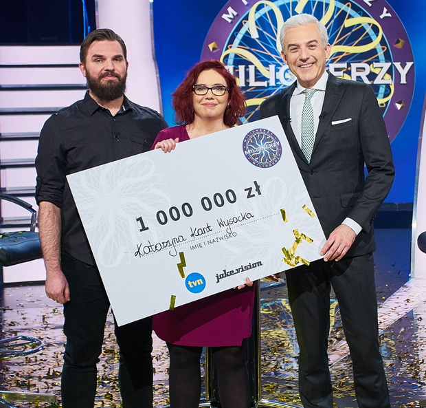 Milionerzy - wygrana, pani Kasia z czekiem na milion