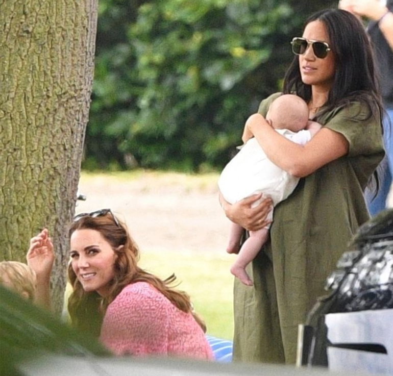 Meghan Markle z synem Archiem i księżną Kate