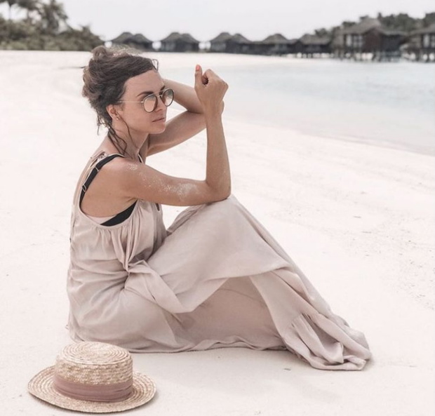 Anna Wendzikowska w jasnej sukience na plaży