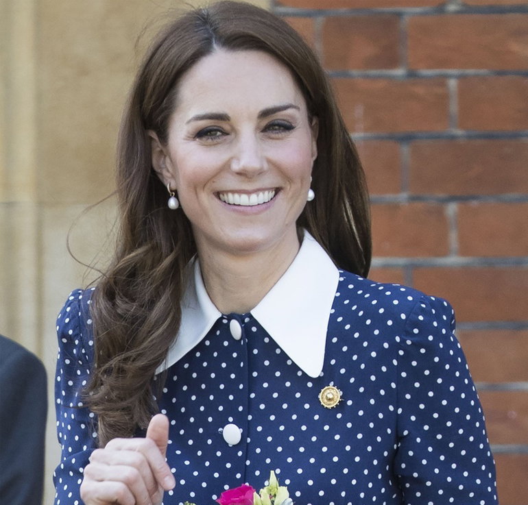 Księżna Kate w niebieskiej sukience w grochy