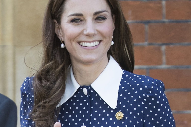 Księżna Kate w niebieskiej sukience w grochy
