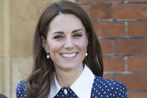 Księżna Kate w niebieskiej sukience w grochy