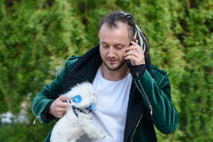 Alek Baron wyprowadza psa Julii Wieniawy