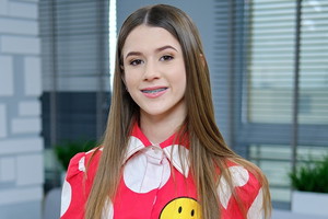 Roksana Węgiel w biało czerwonej koszuli