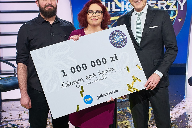 Milionerzy - wygrana, pani Kasia z czekiem na milion