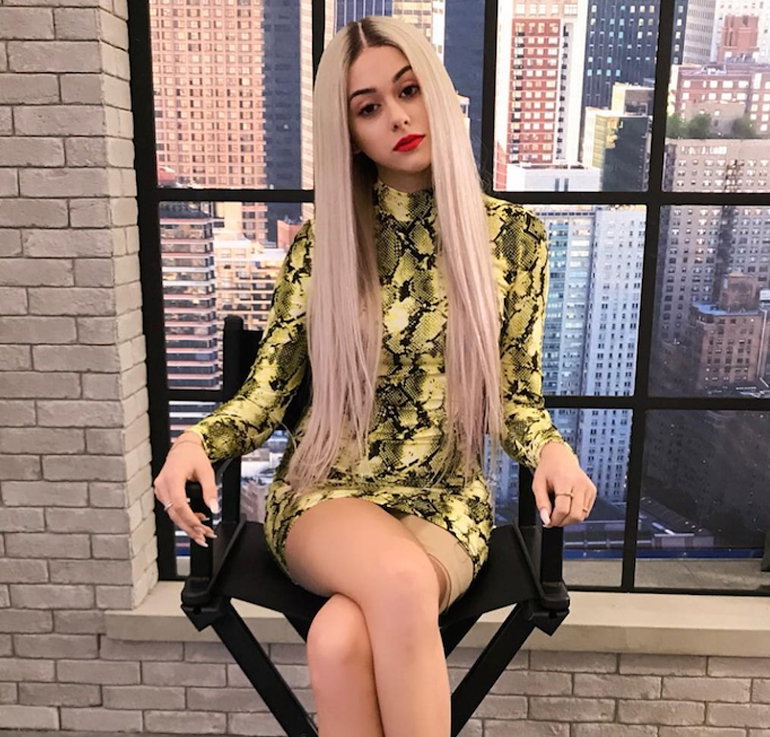 Sylwia Przybysz w sukience z wzorem skóry węża