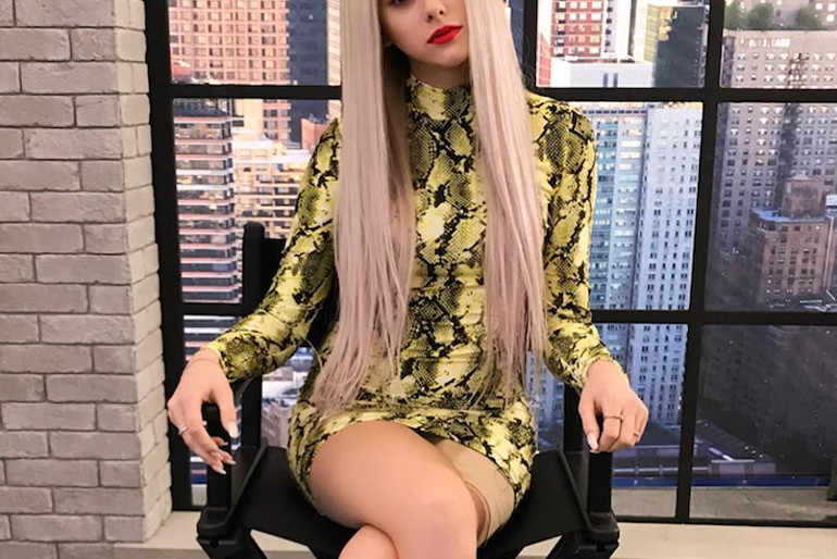 Sylwia Przybysz w sukience z wzorem skóry węża
