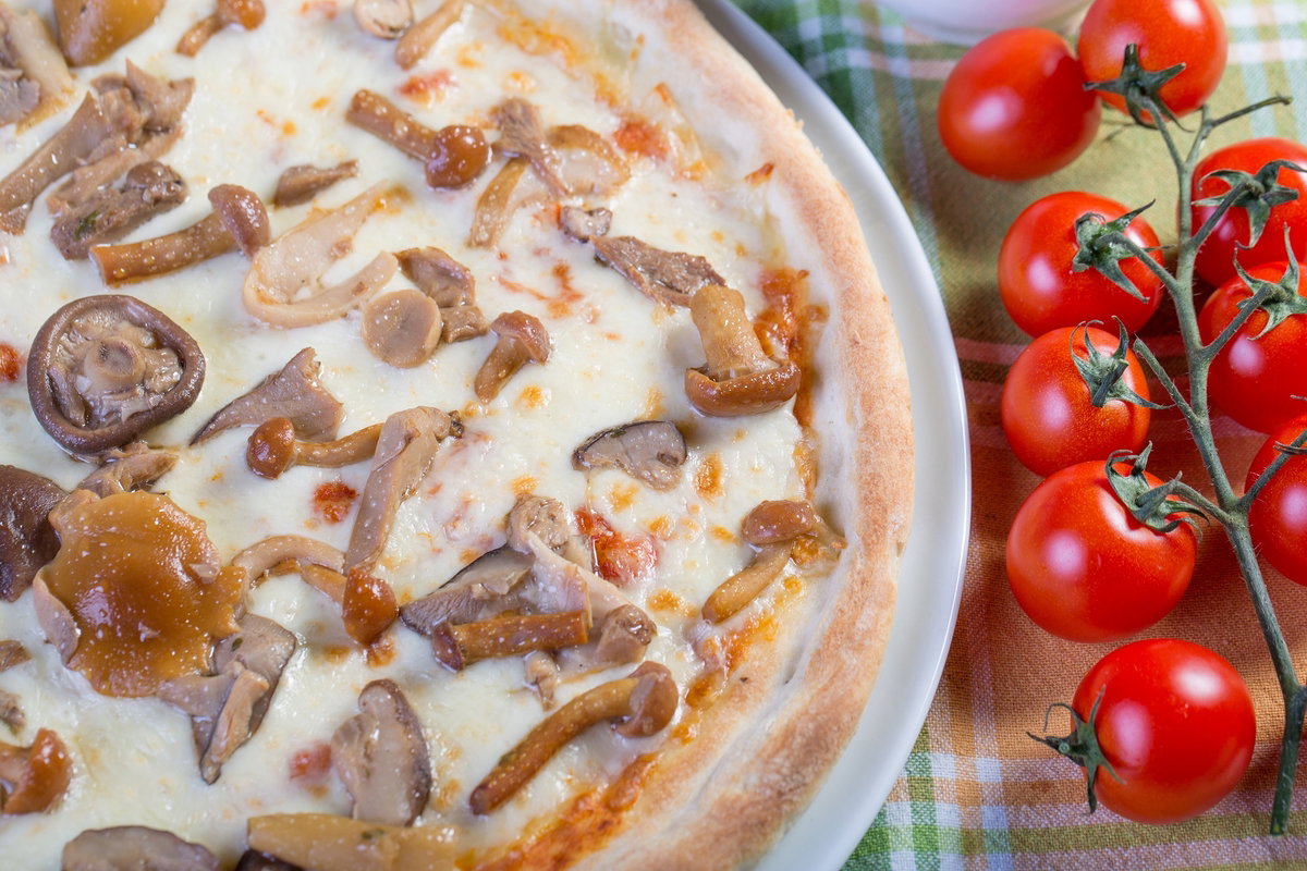 Przepis na pizzę z borowikami i białym sosem cebulowym