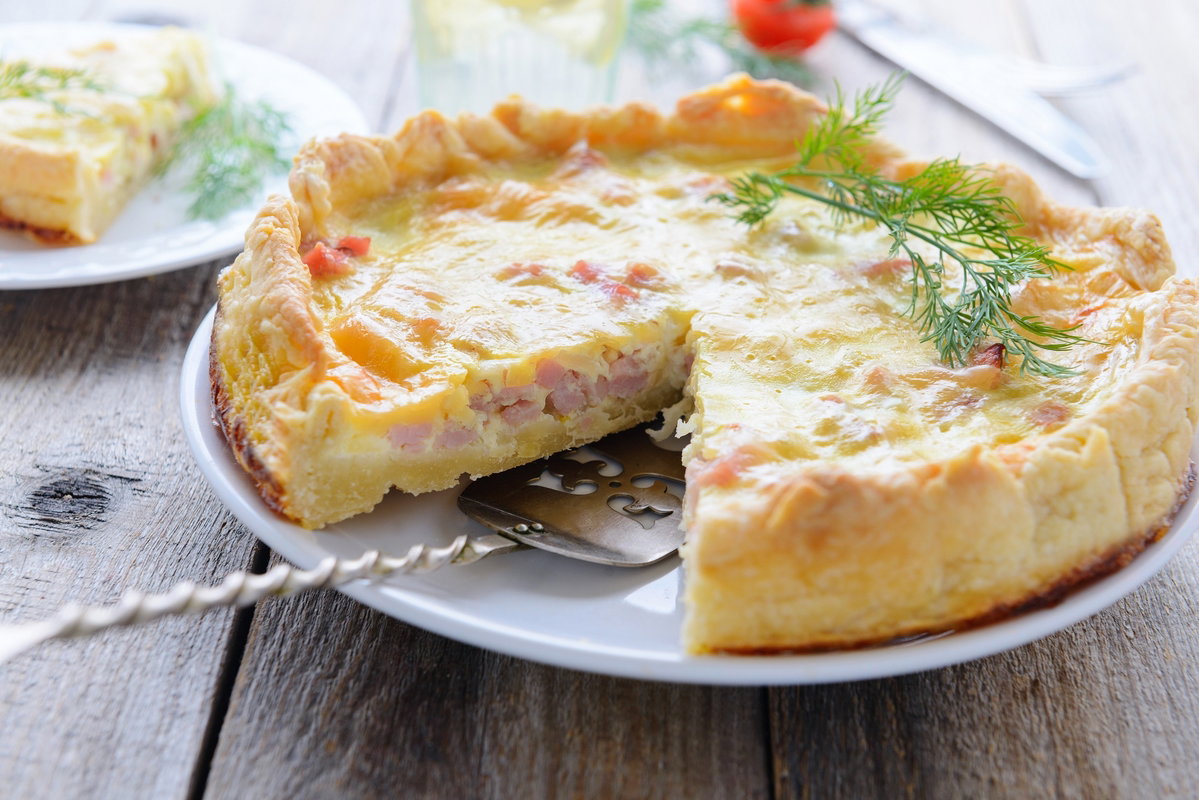 : Jak zrobić smaczne quiche z warzywami i łososiem?