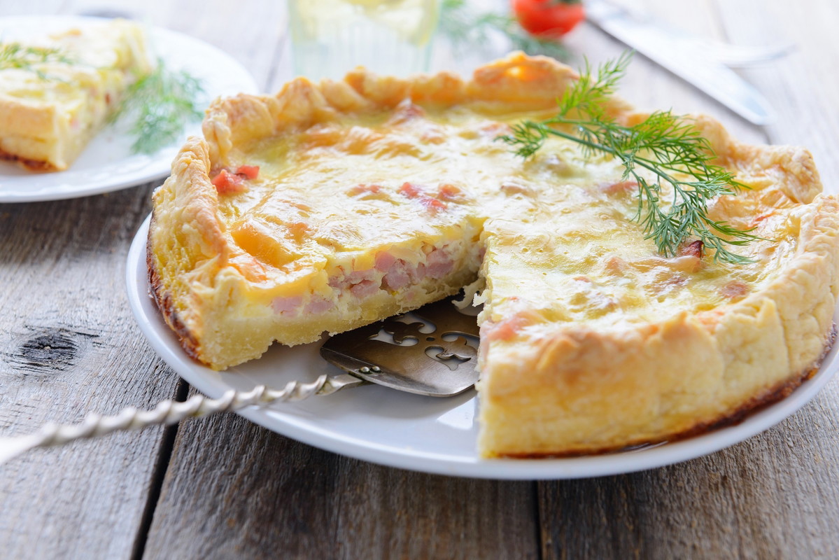 : Jak zrobić smaczne quiche z warzywami i łososiem?
