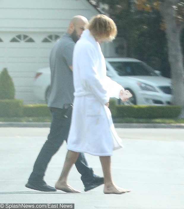 Justin Bieber w szlafroku