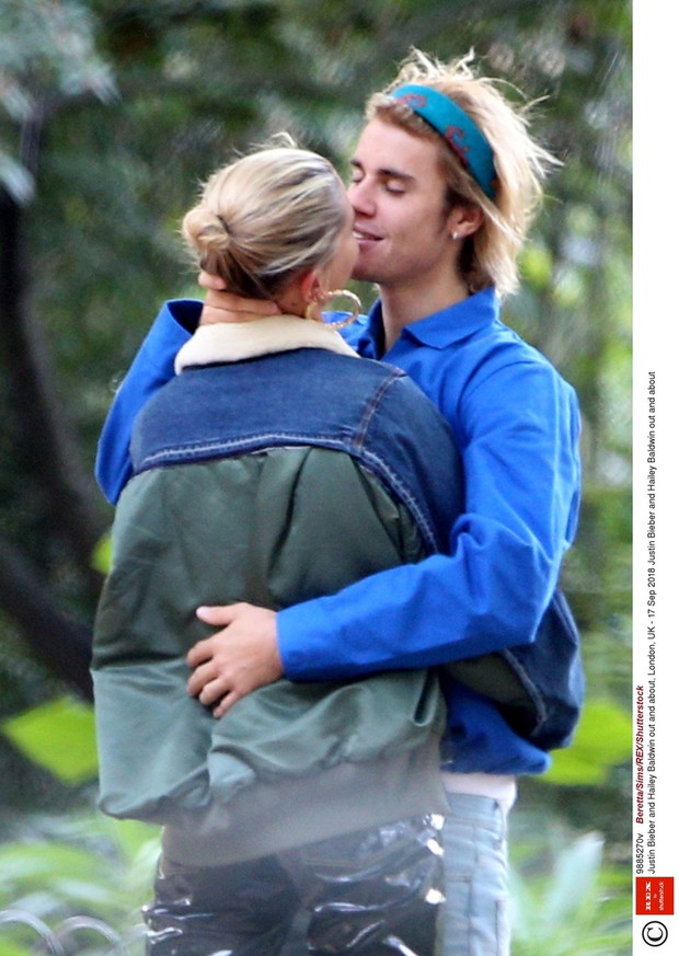 Justin Bieber i Hailey Baldwin ca?uj? si? w parku