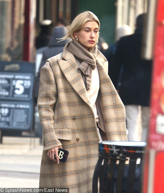 Hailey Bieber w p?aszczu w krat?