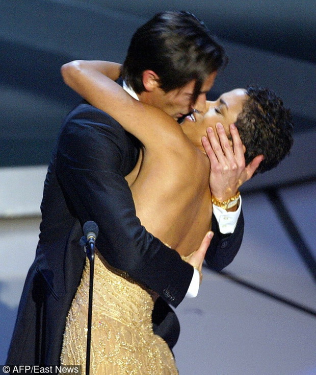 Adrien Brody pocałował Halle Berry
