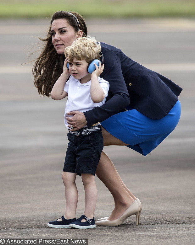 Ksi???ta Cambridge z synem wizytuj? Royal International Air