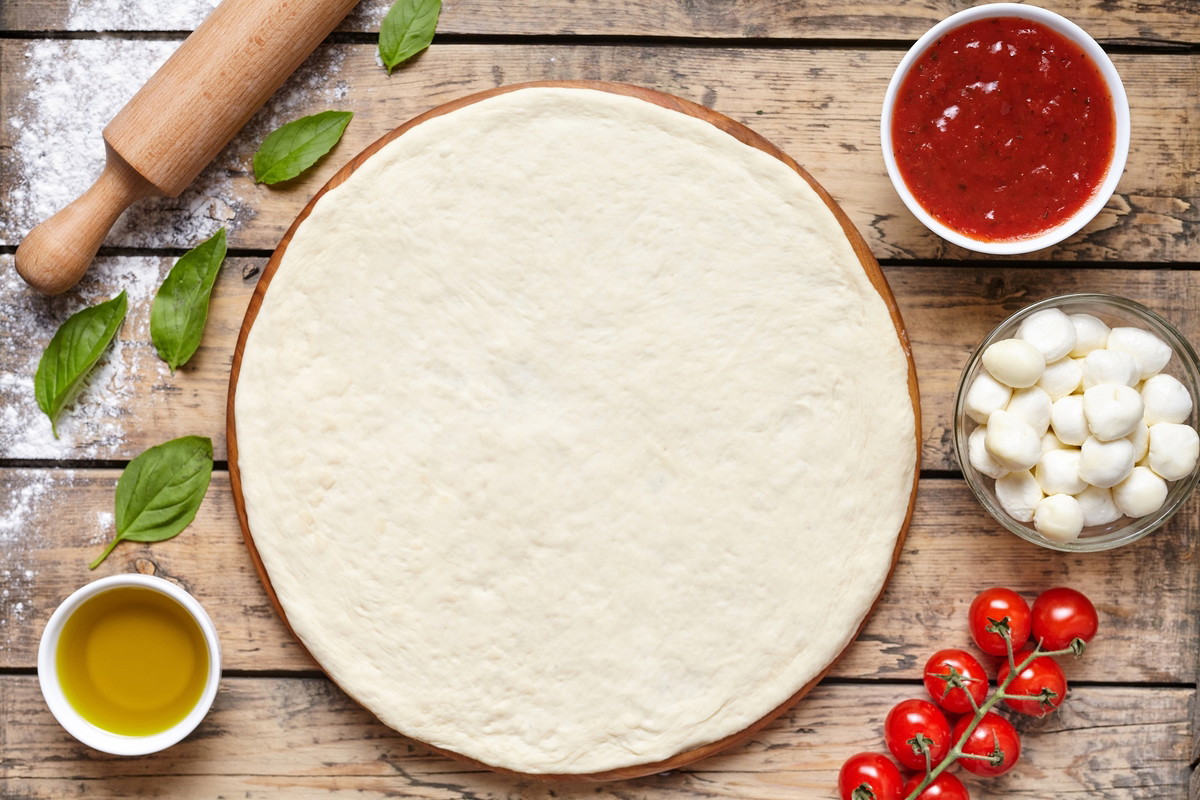 Cienkie ciasto na pizzę – proste i sprawdzone przepisy