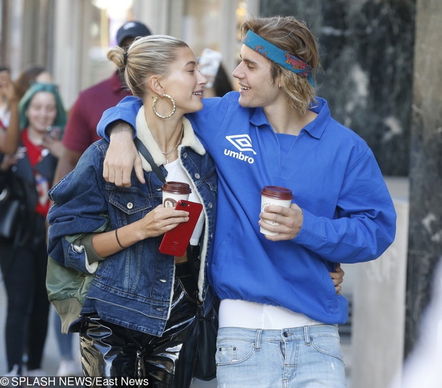 Justin Bieber i Hailey Baldwin ca?uj? si? w parku