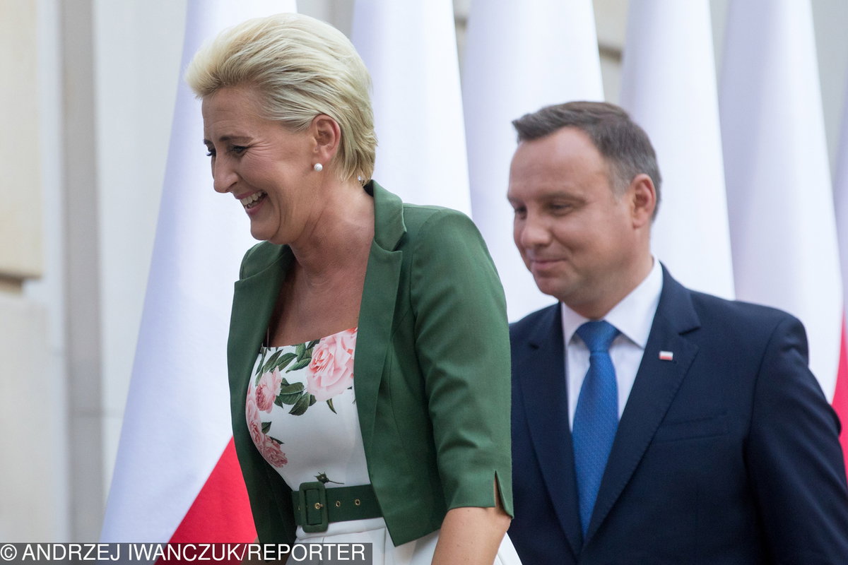 Agata Duda w kwiecistej sukience i zielonym bolerku w USA