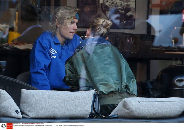Justin Bieber i Hailey Baldwin ca?uj? si? w parku