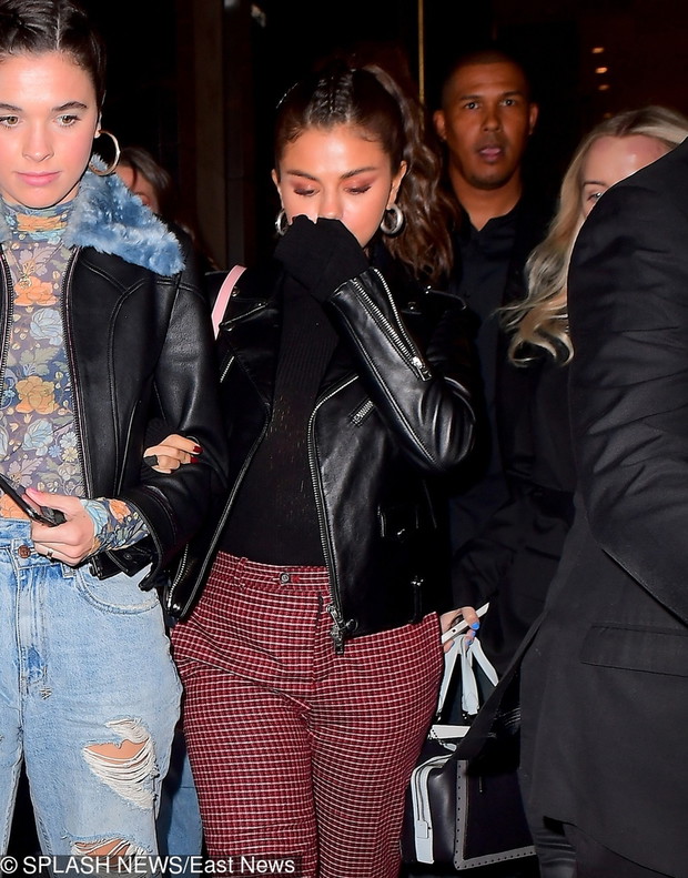Selena Gomez w bordowych spodniach w kratk?