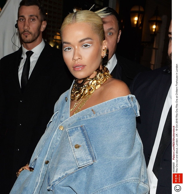 Rita Ora w d?insowej stylizacji