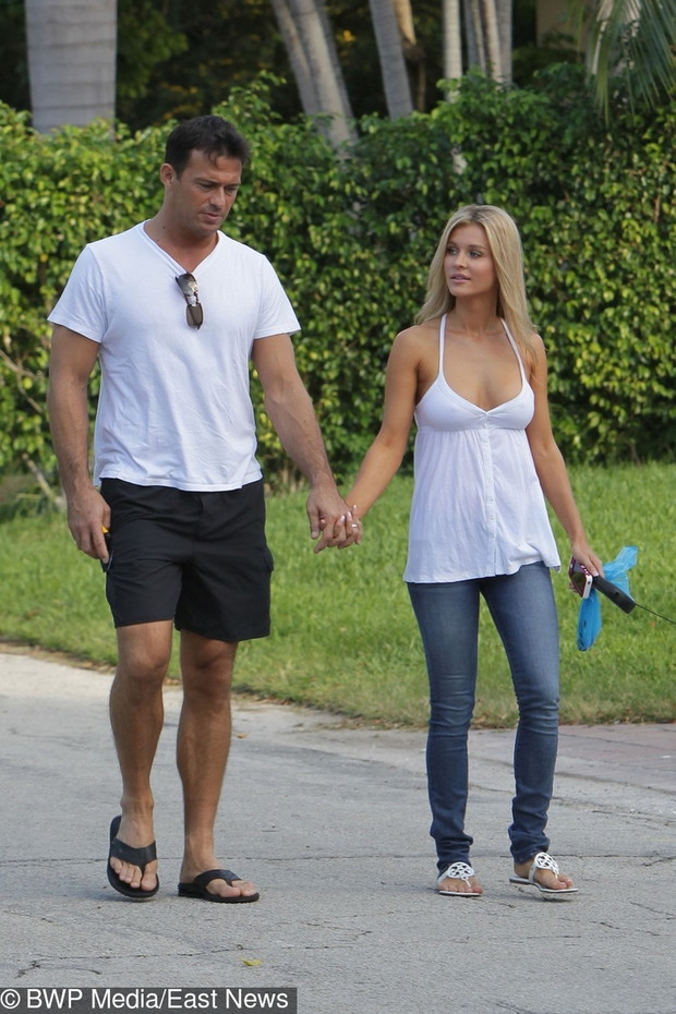 Joanna Krupa z m??em i psem na spacerze