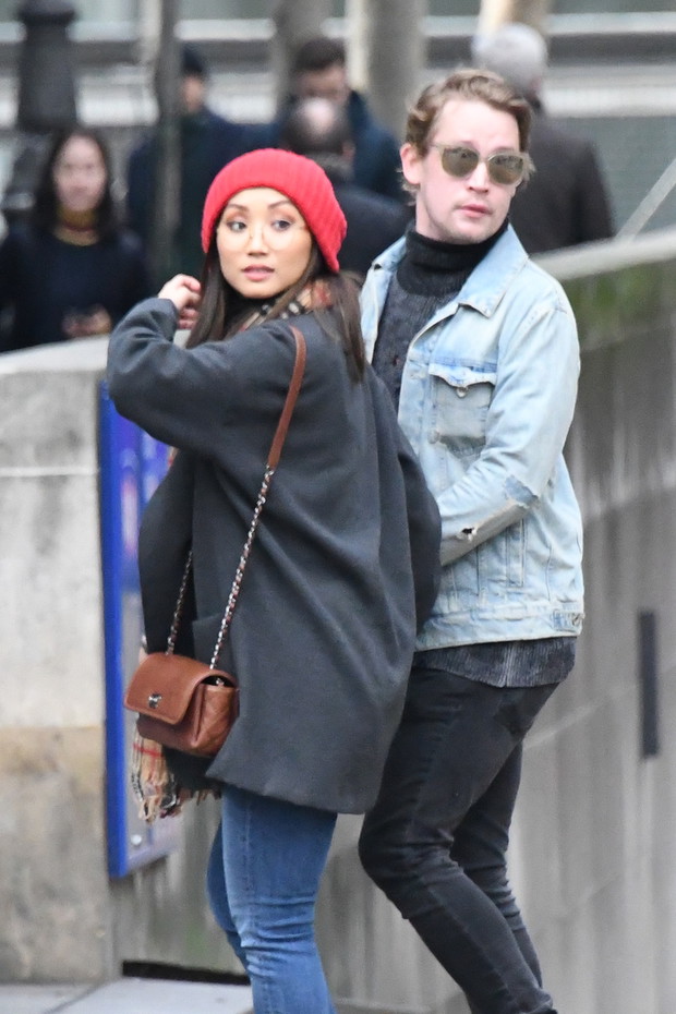 Exclusif - Prix Spécial - No web - No blog - Macaulay Culkin et sa compagne Brenda Song et Seth Green et sa femme Clare Grant se promènent avec Paris Jackson dans les rues de Paris