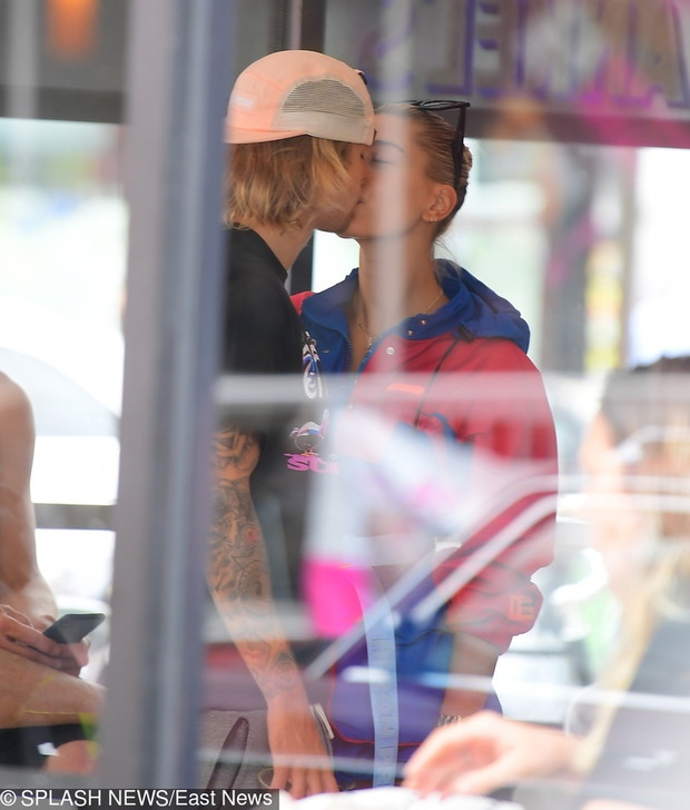 Justin Bieber i Hailey Baldwin ca?uj? si? w sklepie