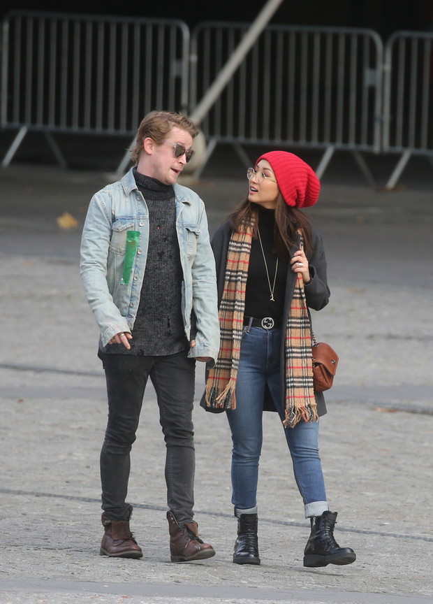 Exclusif - Prix Spécial - No web - No blog - Macaulay Culkin et sa compagne Brenda Song et Seth Green et sa femme Clare Grant se promènent avec Paris Jackson dans les rues de Paris