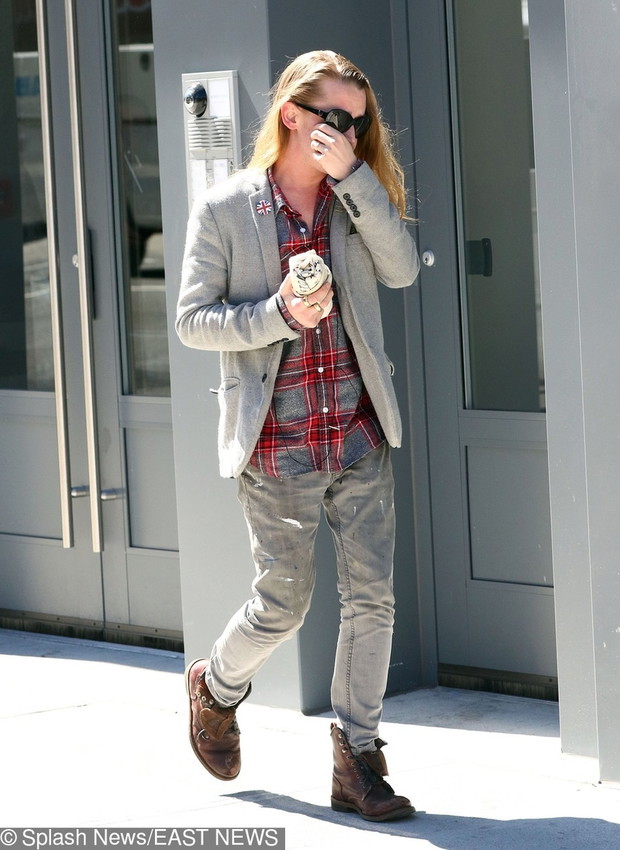 Macaulay Culkin z bardzo d?ugimi w?osami