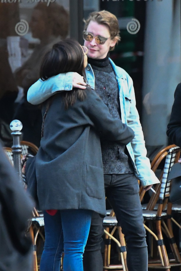 Exclusif - Prix Spécial - No web - No blog - Macaulay Culkin et sa compagne Brenda Song et Seth Green et sa femme Clare Grant se promènent avec Paris Jackson dans les rues de Paris