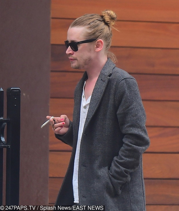 Macaulay Culkin z pomalowanymi paznokciami