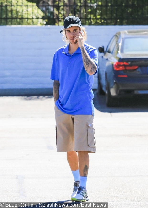 Justin Bieber w b??kitnej koszulce polo