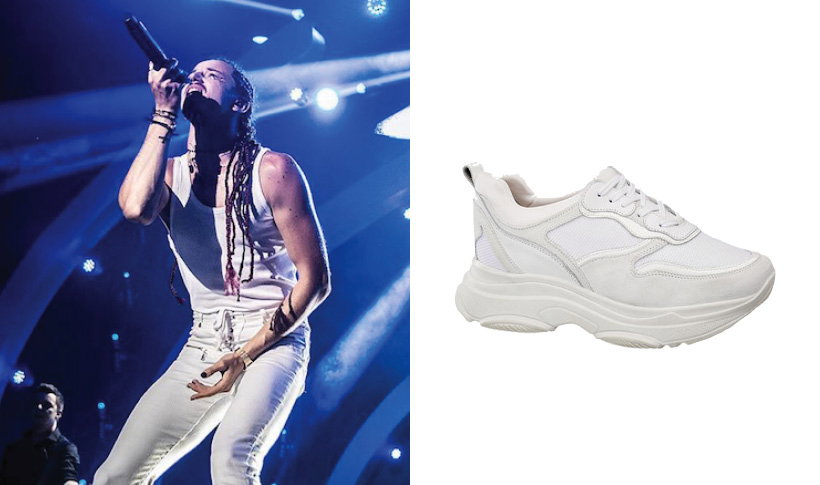 Michał Szpak w białej stylizacji