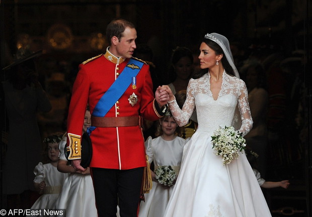 Ksi??? William, Kate Middleton i Brytyjska Rodzina Królewska w drodze na ?lub