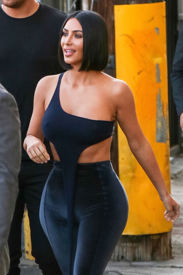 Kim Kardashian w welurowych spodniach